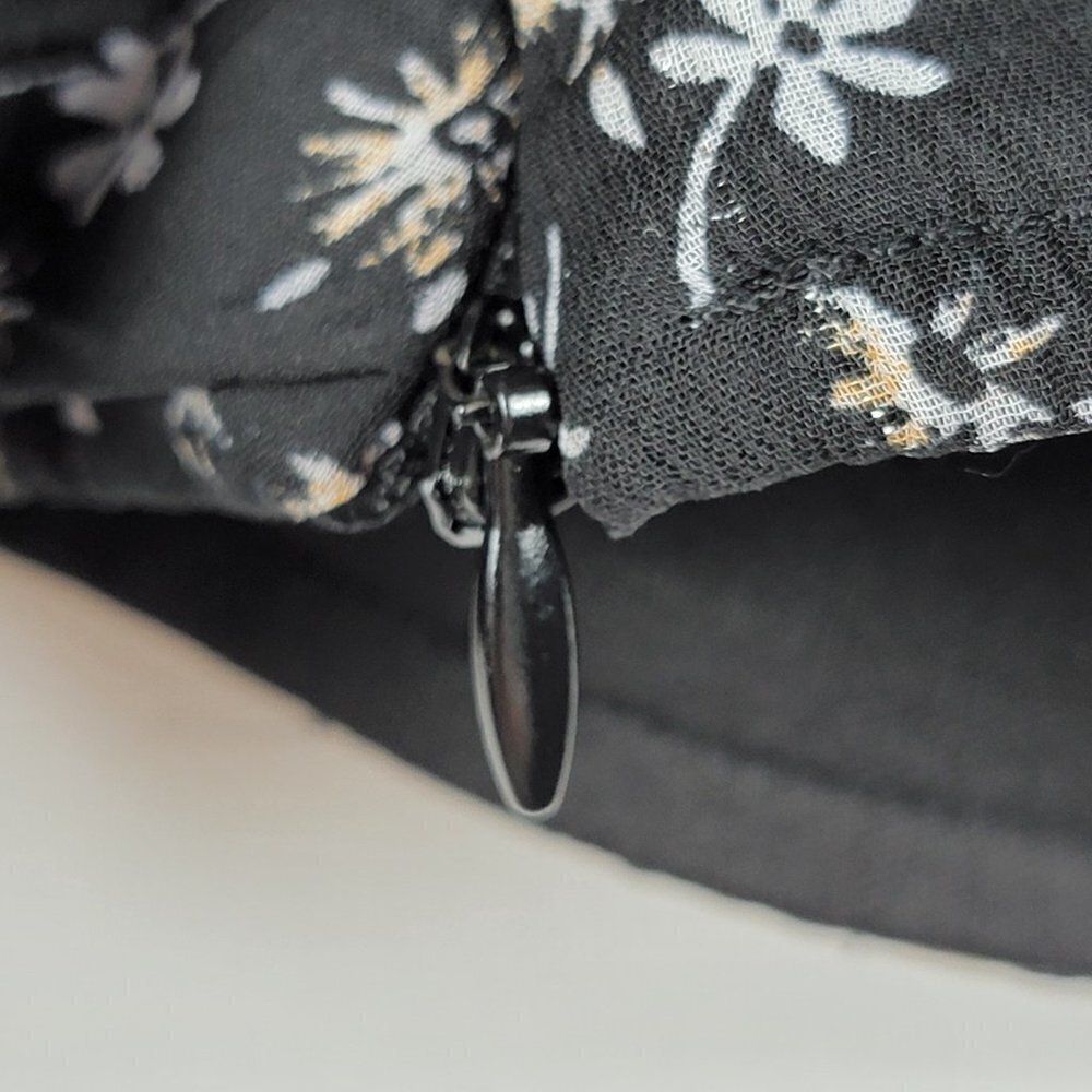 Lulu's Miya Ruffle Short Sleeve Crop Top Women's M Black Floral Zip Back Lined - Picture 5 of 10